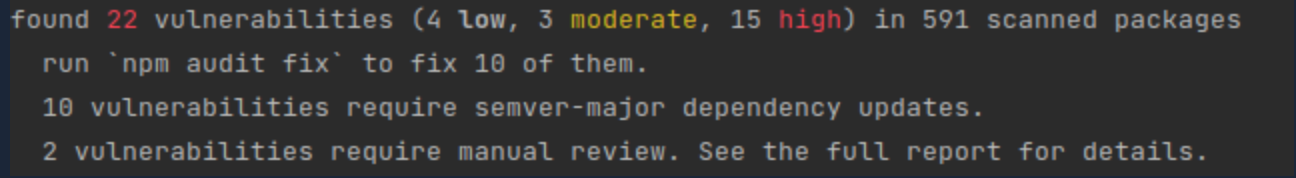 Wynik komendy npm-audit sprawdzającej package.json podczas przeglądu bibliotek JavaScript