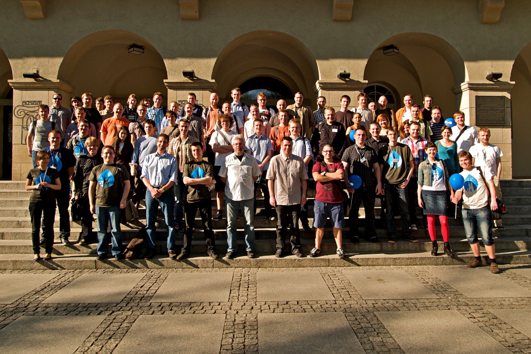 Zdjęcie uczestników pierwszej konferencji DrupalCamp Poland poświęconej systemowi CMS Drupal