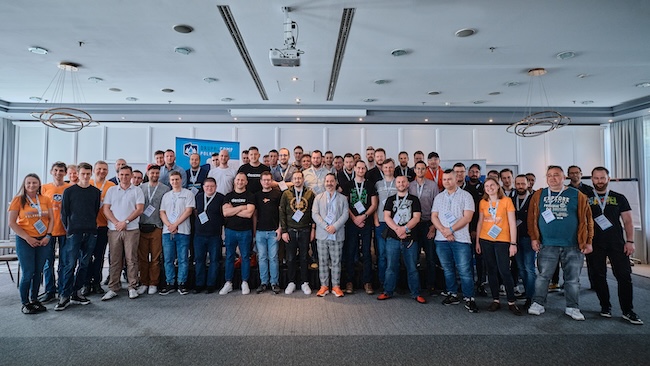 Grupa uczestników i prelegentów konferencji DrupalCamp Poland, która odbyła się w 2022 roku