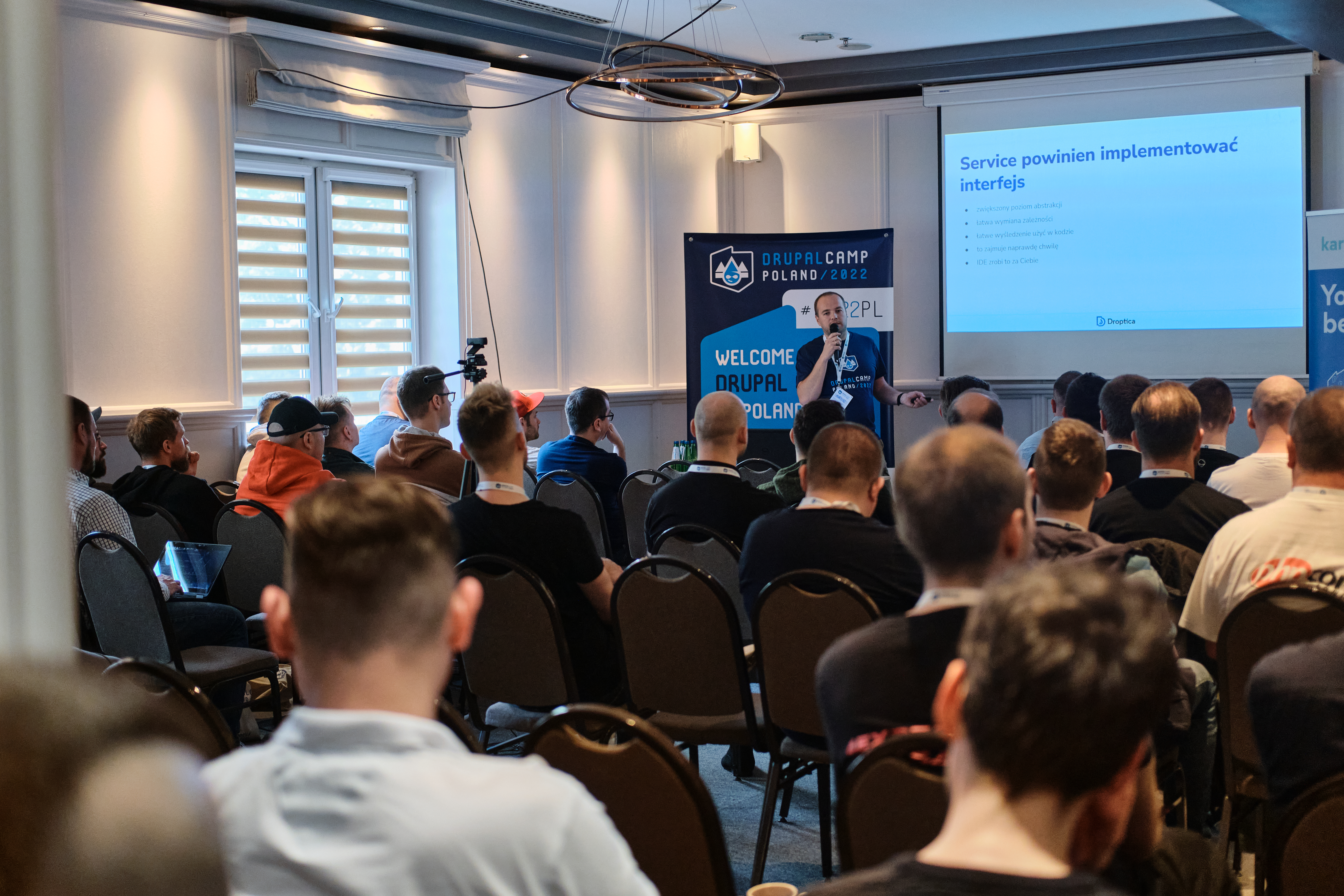 Prelegent i uczestnicy sesji podczas konferencji DrupalCamp Poland 2022