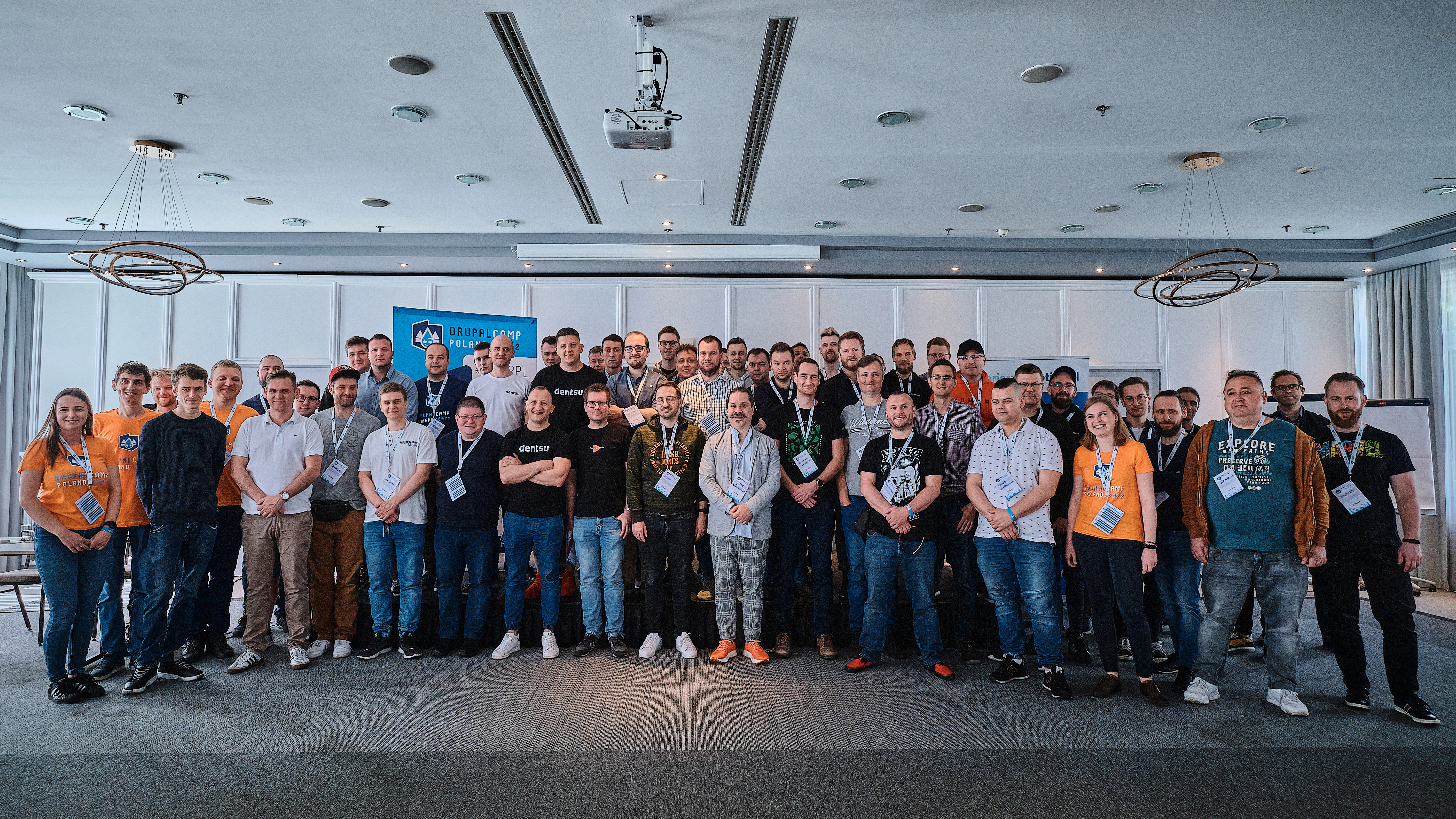 Grupa uczestników i prelegentów konferencji DrupalCamp Poland, która odbyła się w 2022 roku