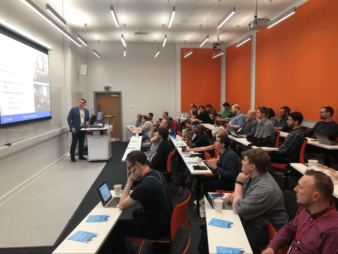 Grzesiek wykłada na DrupalCamp London 2019