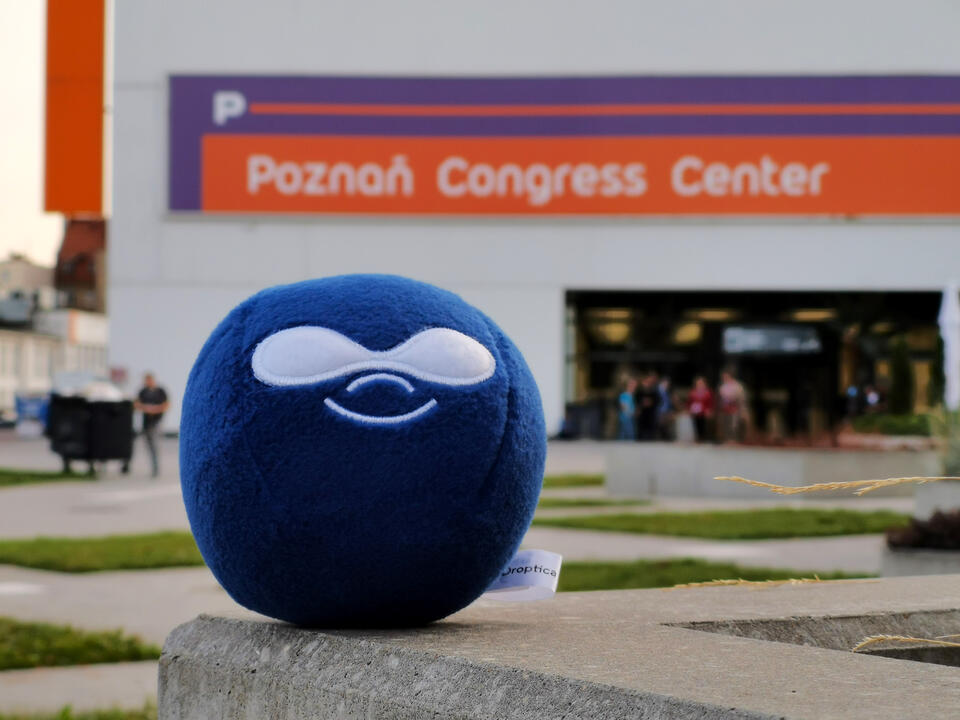 Pluszowy Druplicon na tle Poznań Congress Center