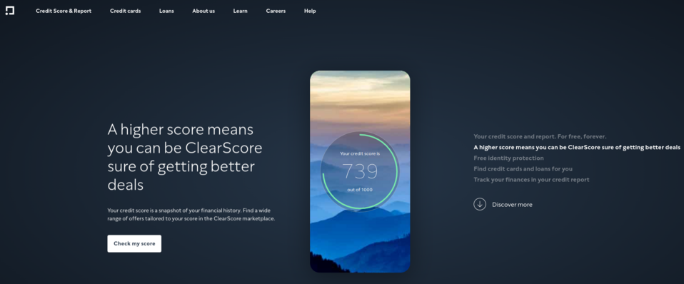 Smartfon na stronie firmy fintechowej ClearScore w dynamiczny sposób prezentuje funkcje narzędzia