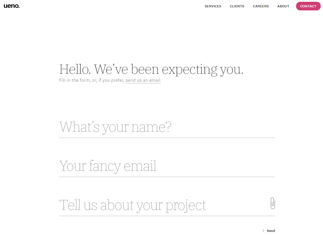 Strona kontaktowa Ueno jest minimalistyczna, ale zawiera wszystkie potrzebne informacje i elementy
