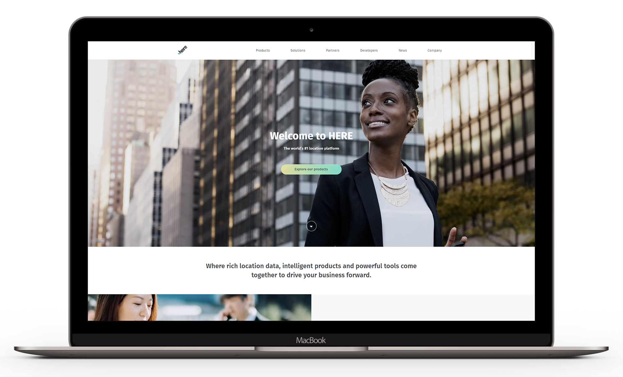 Ekran laptopa z prezentacją case study o migracji infrastruktury dla klienta Droptica - HERE.com.