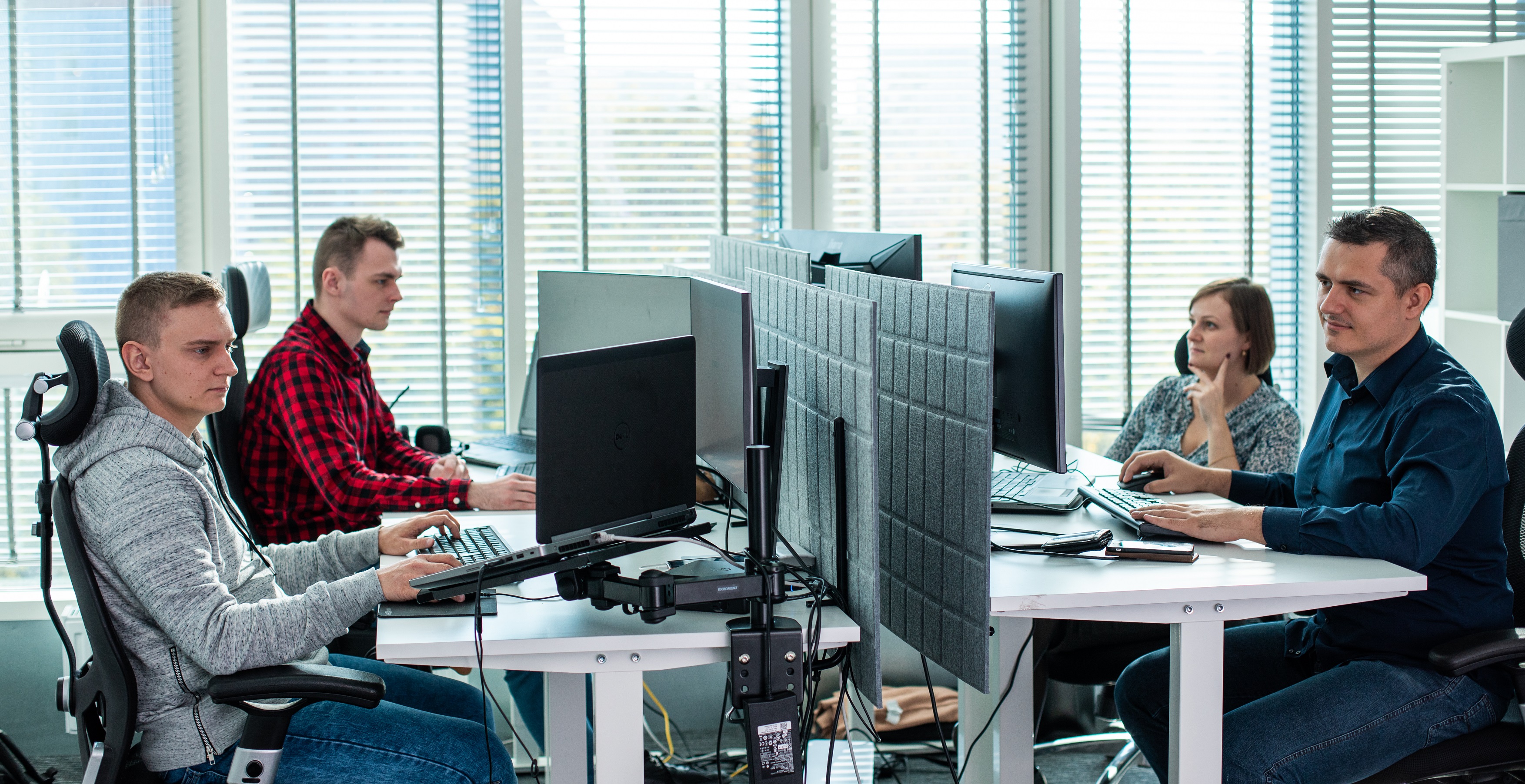 Zespół Droptica pracuje nad stronami internetowymi i systemami dla firm produkcyjnych.