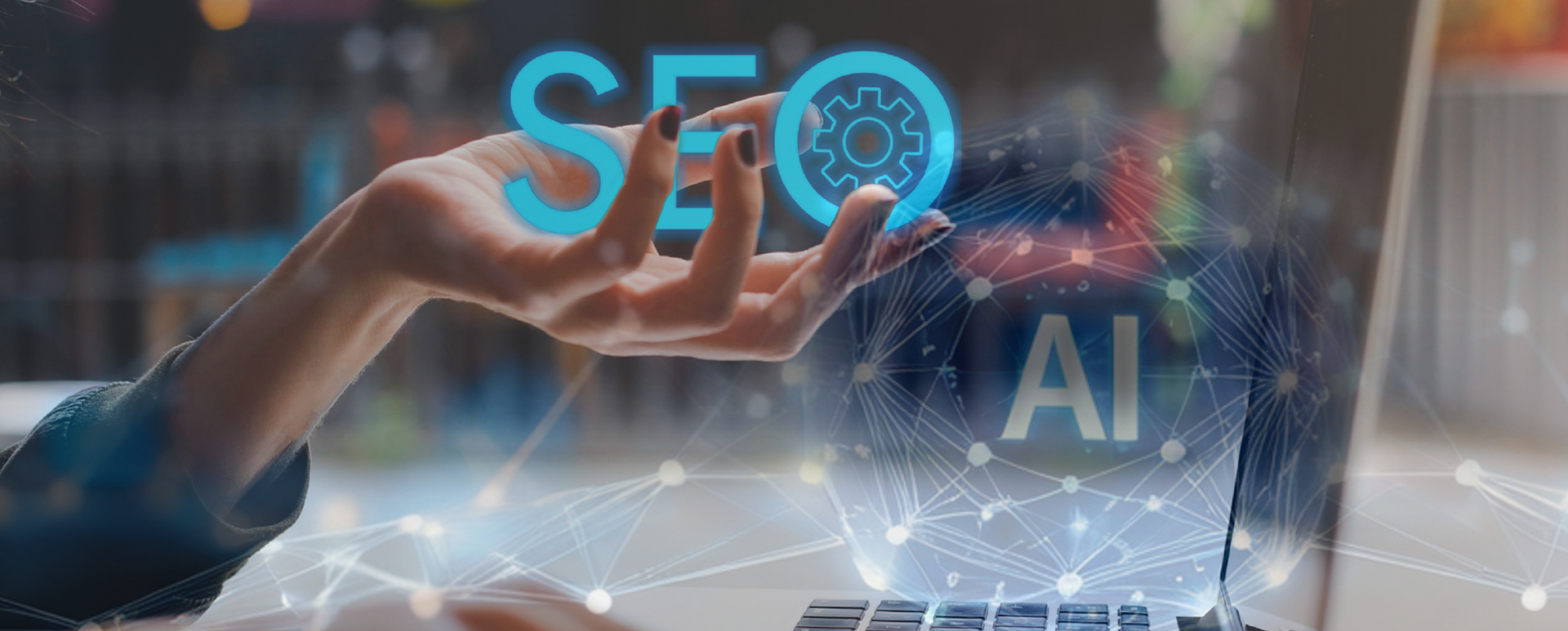 Dłonie na klawiaturze laptopa z świecącymi holograficznymi etykietami SEO i AI oraz siecią połączeń nad biurkiem - metafora technicznego SEO rozszerzonego o kontrole AI-readability na stronie Drupal.