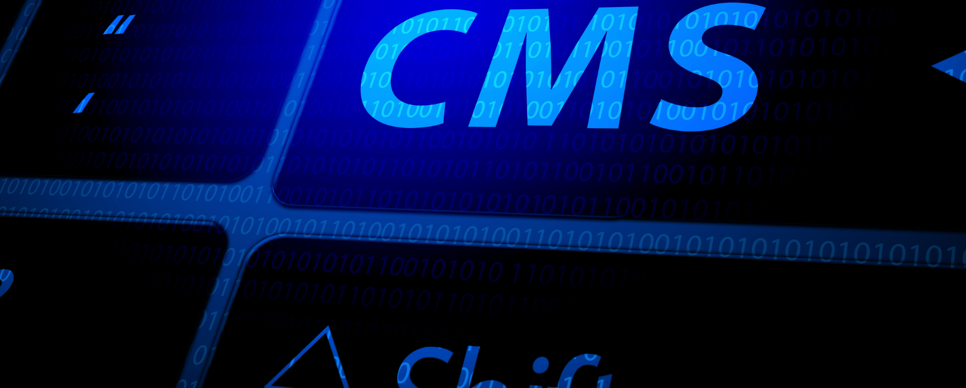 Zbliżenie niebiesko podświetlanej klawiatury z dużym, świecącym klawiszem „CMS” i kodem binarnym w tle - metafora wyboru platformy CMS: Drupal, Contentful, Sanity i Storyblok.
