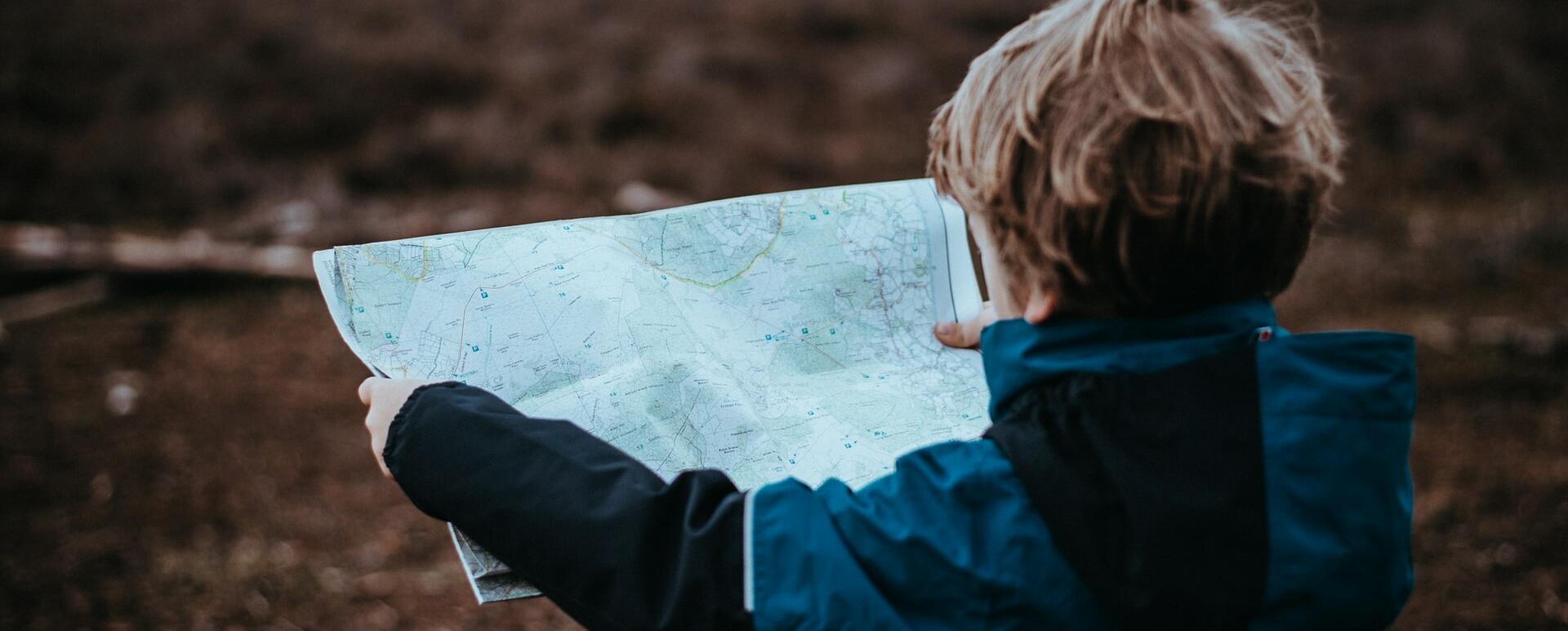 Zdjęcie główne wpisu na bloga - chłopiec z mapą