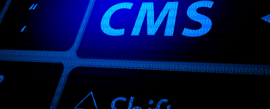 Zbliżenie niebiesko podświetlanej klawiatury z dużym, świecącym klawiszem „CMS” i kodem binarnym w tle - metafora wyboru platformy CMS: Drupal, Contentful, Sanity i Storyblok.