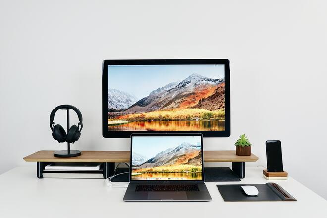 miejsce pracy z dwoma ekranami o różnych rozdzielczościach