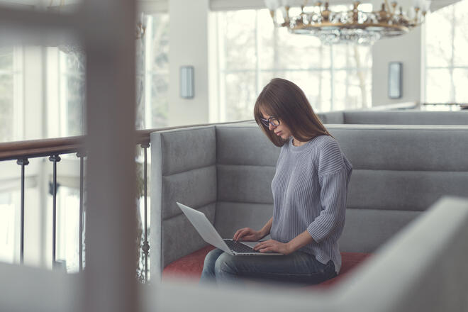 Zdjęcie główne projekt na Drupalu kobieta z laptopem