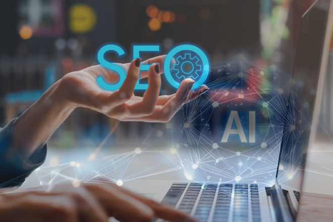 Dłonie na klawiaturze laptopa z świecącymi holograficznymi etykietami SEO i AI oraz siecią połączeń nad biurkiem - metafora technicznego SEO rozszerzonego o kontrole AI-readability na stronie Drupal.