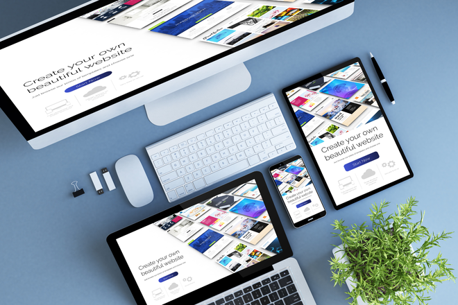 Chaotyczna edycja CMS po lewej przechodzi w modularne komponenty Drupal Paragraphs składające czytelny layout strony po prawej.