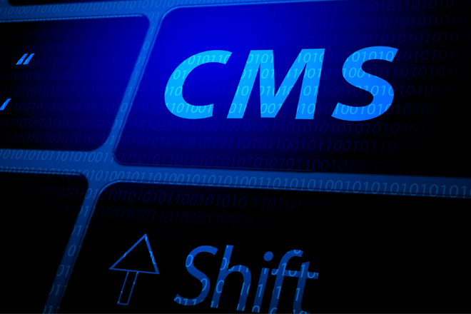 Zbliżenie niebiesko podświetlanej klawiatury z dużym, świecącym klawiszem „CMS” i kodem binarnym w tle - metafora wyboru platformy CMS: Drupal, Contentful, Sanity i Storyblok.