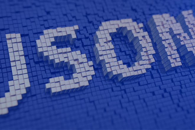 Deweloper Drupal sprawdza wyjście JSON-LD w narzędziach deweloperskich przeglądarki obok formularza edycji produktu - metafora markupu Schema.org opartego na polach z Metatag.