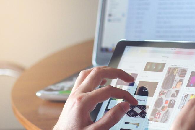 zdjęcie główne-tablet-reka