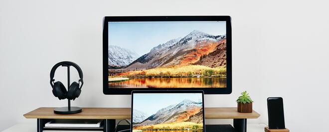 miejsce pracy z dwoma ekranami o różnych rozdzielczościach