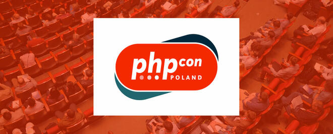 W tle zabarwione na czerwono zdjęcie uczestników konferencji słuchających wykładu. Na pierwszym planie logo PHPCon 2019