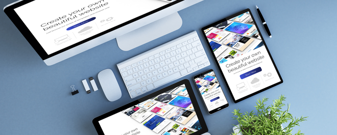Chaotyczna edycja CMS po lewej przechodzi w modularne komponenty Drupal Paragraphs składające czytelny layout strony po prawej.
