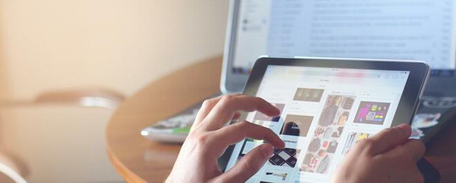 zdjęcie główne-tablet-reka