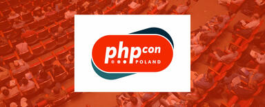 W tle zabarwione na czerwono zdjęcie uczestników konferencji słuchających wykładu. Na pierwszym planie logo PHPCon 2019