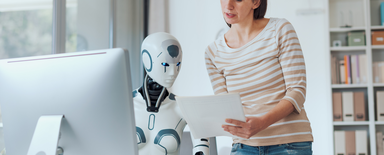 Redaktor treści przegląda wydrukowane strony z humanoidalnym robotem przy biurku - metafora współpracy człowieka i AI przy treści answer-first.