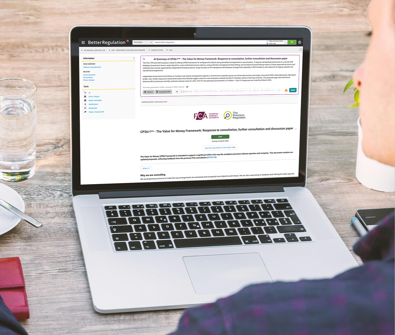 Laptop prezentujący długie streszczenie dokumentu prawnego na platformie BetterRegulation.