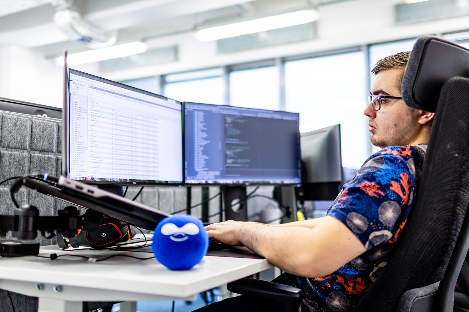 Drupal to system dla szkolnictwa wyższego, w którym można łatwo zarządzać logami i bezpieczeństwem.