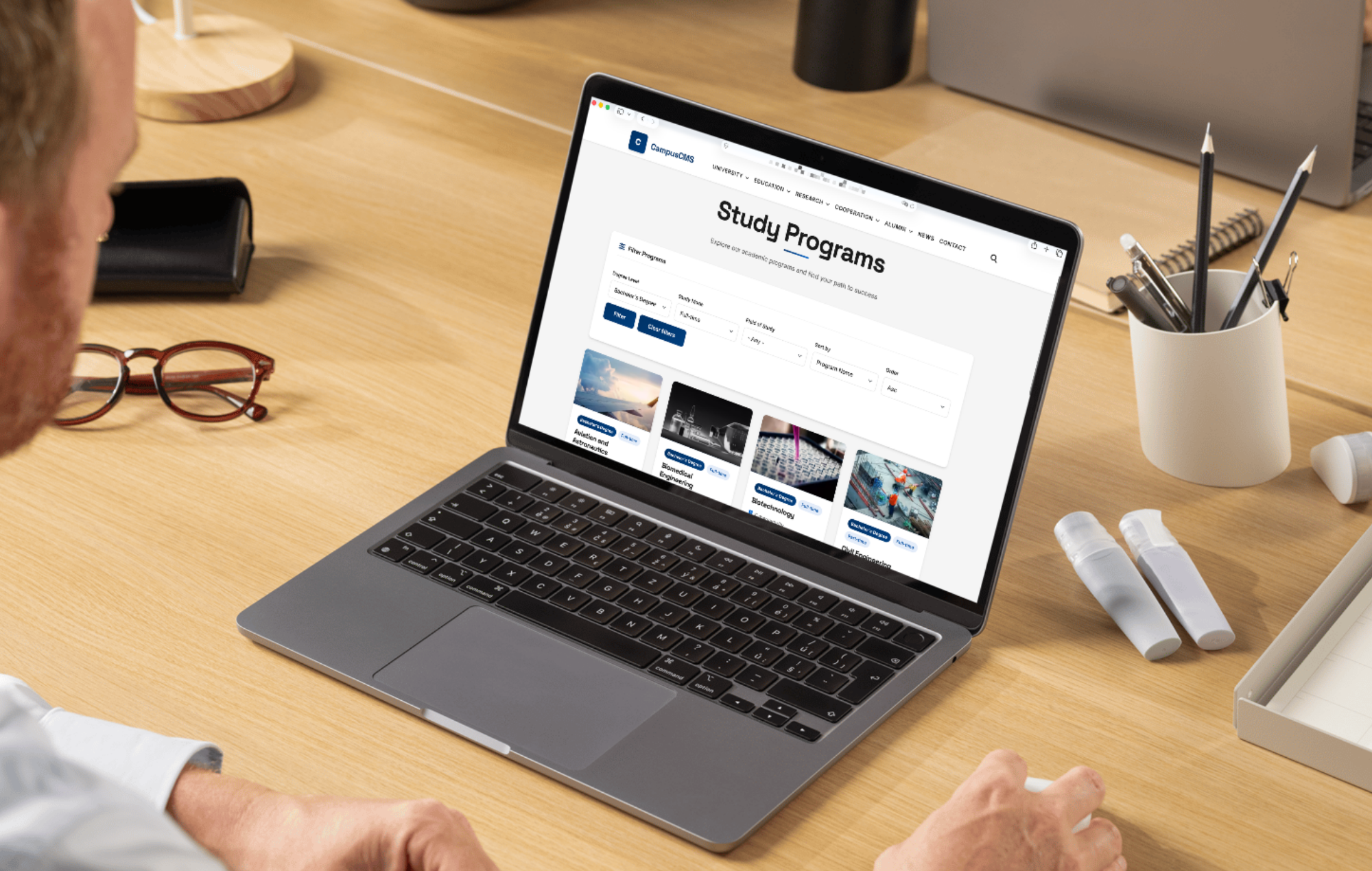 Laptop na biurku z widocznym systemem CampusCMS.