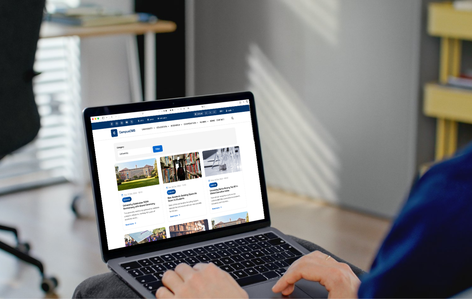 Ekran laptopa z systemem CampusCMS.