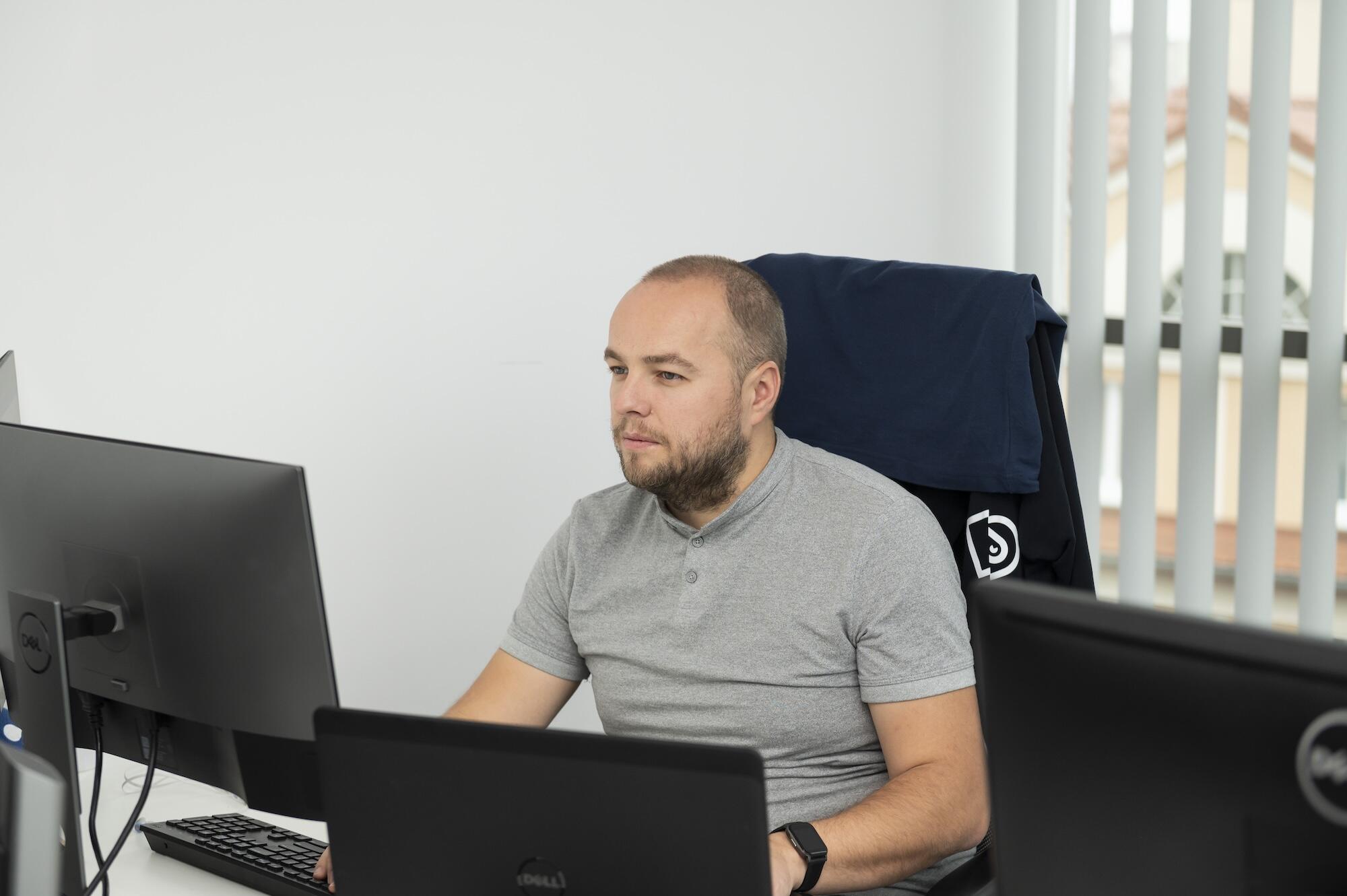 Programista zajmujący się generatywną sztuczną inteligencją w firmie Droptica.