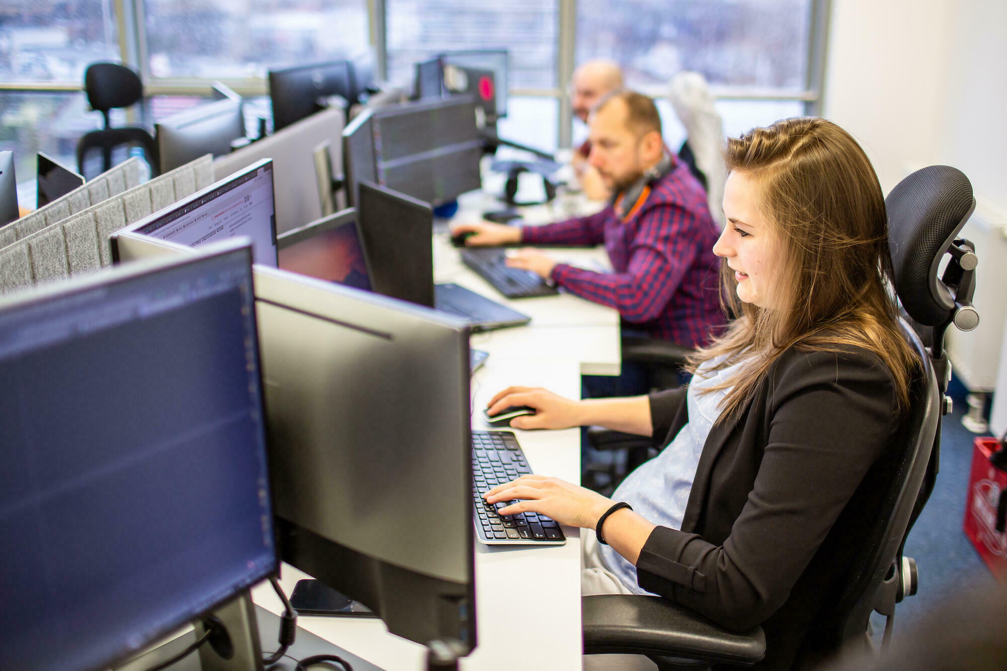 Specjaliści z Droptica pracujący nad intranetem open source po pierwszych etapach projektu.