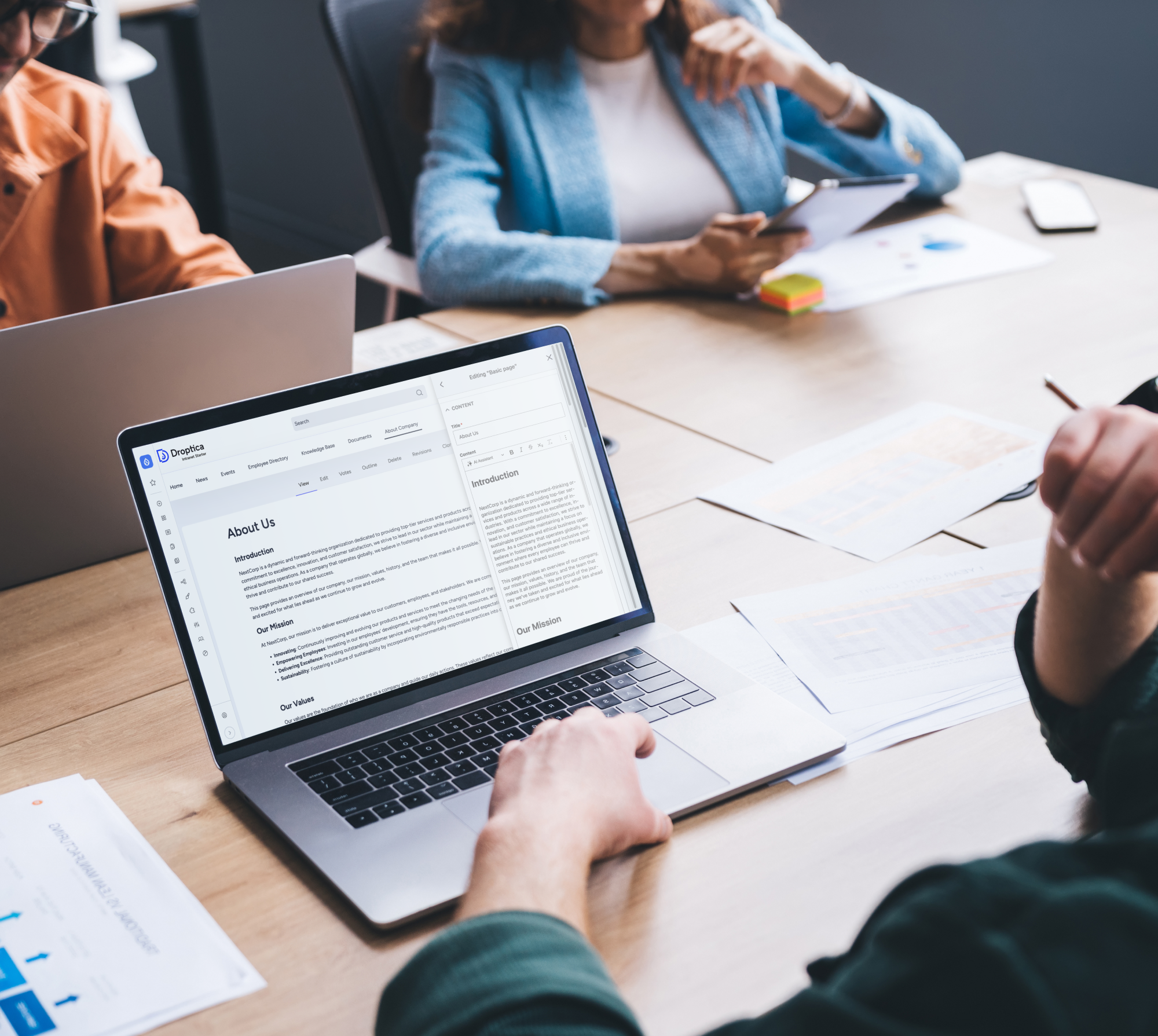 Zespół Droptica realizujący proces wdrożenia intranetu w formie szybkiej lub indywidualnie dopasowanej.