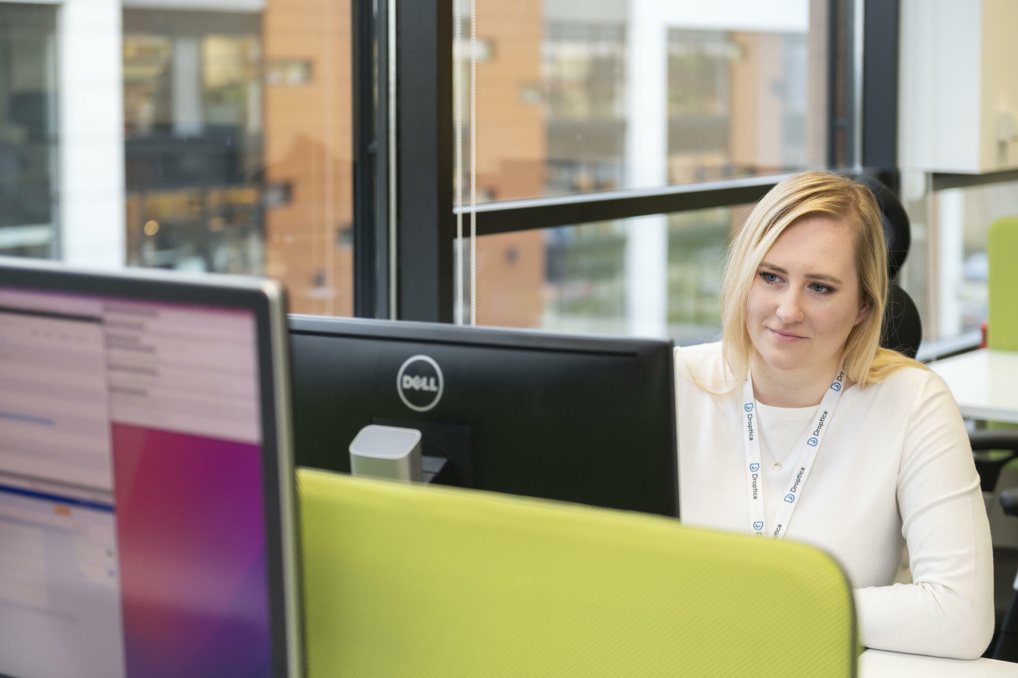 Programiści przeglądający proces tworzenia oprogramowania w języku PHP przy komputerach w nowoczesnym biurze.