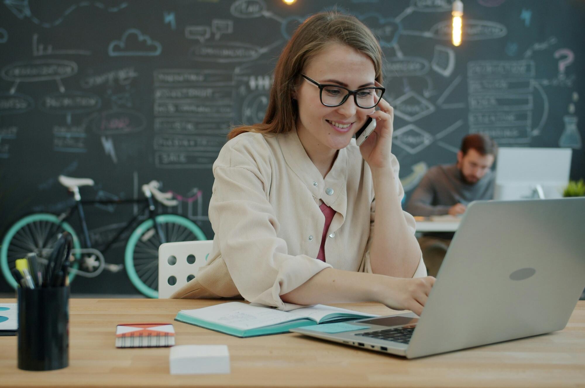 Projekt managerka używająca chatbota AI do wyszukiwania dokumentów i artykułów na platformie.