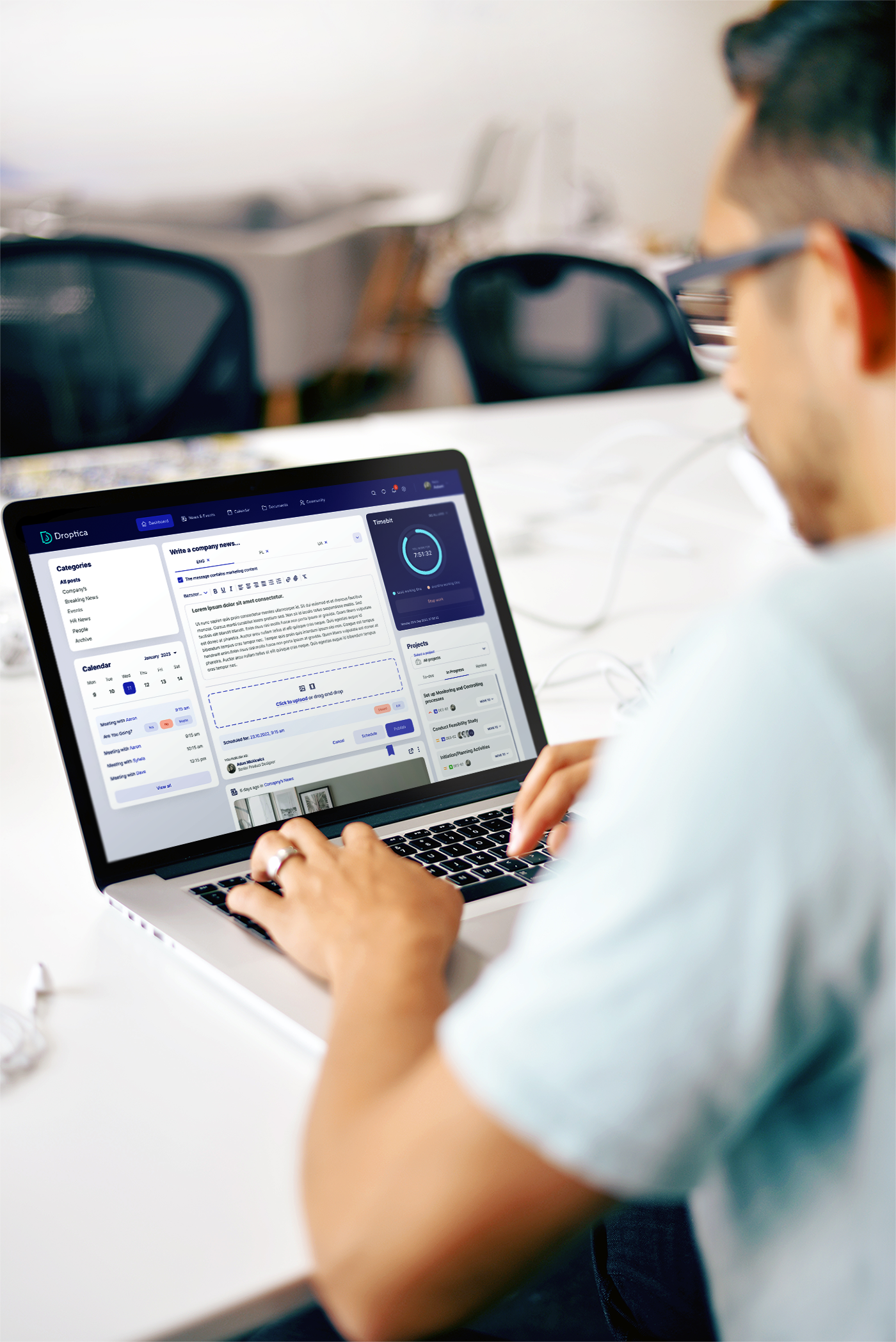 Mężczyzna patrzący na projekt systemu CMS stworzony na potrzeby angażującego intranetu dla firmy.