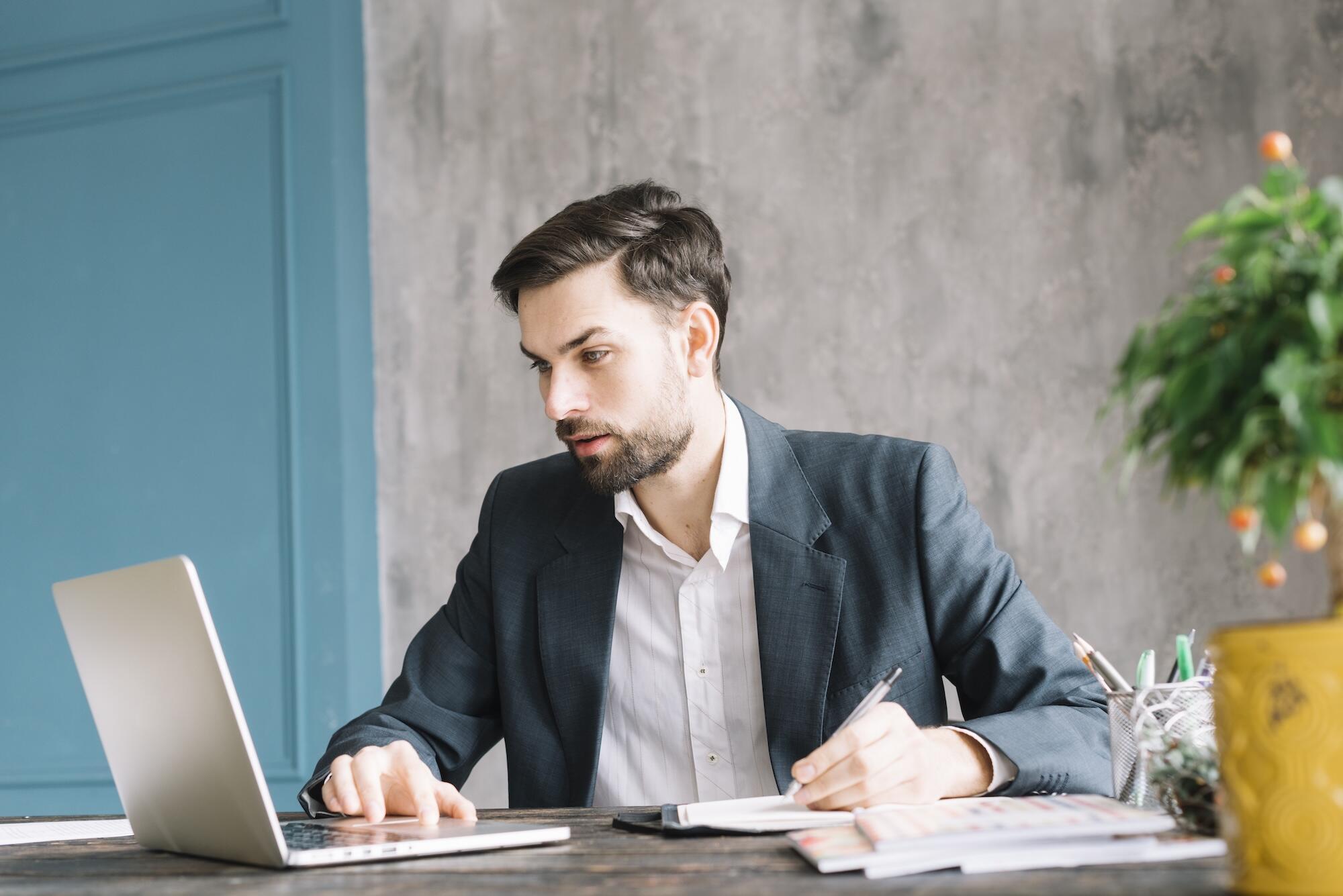 Subskrybent platformy BetterRegulation przeglądający streszczenia dokumentów prawnych dostępnych online. 