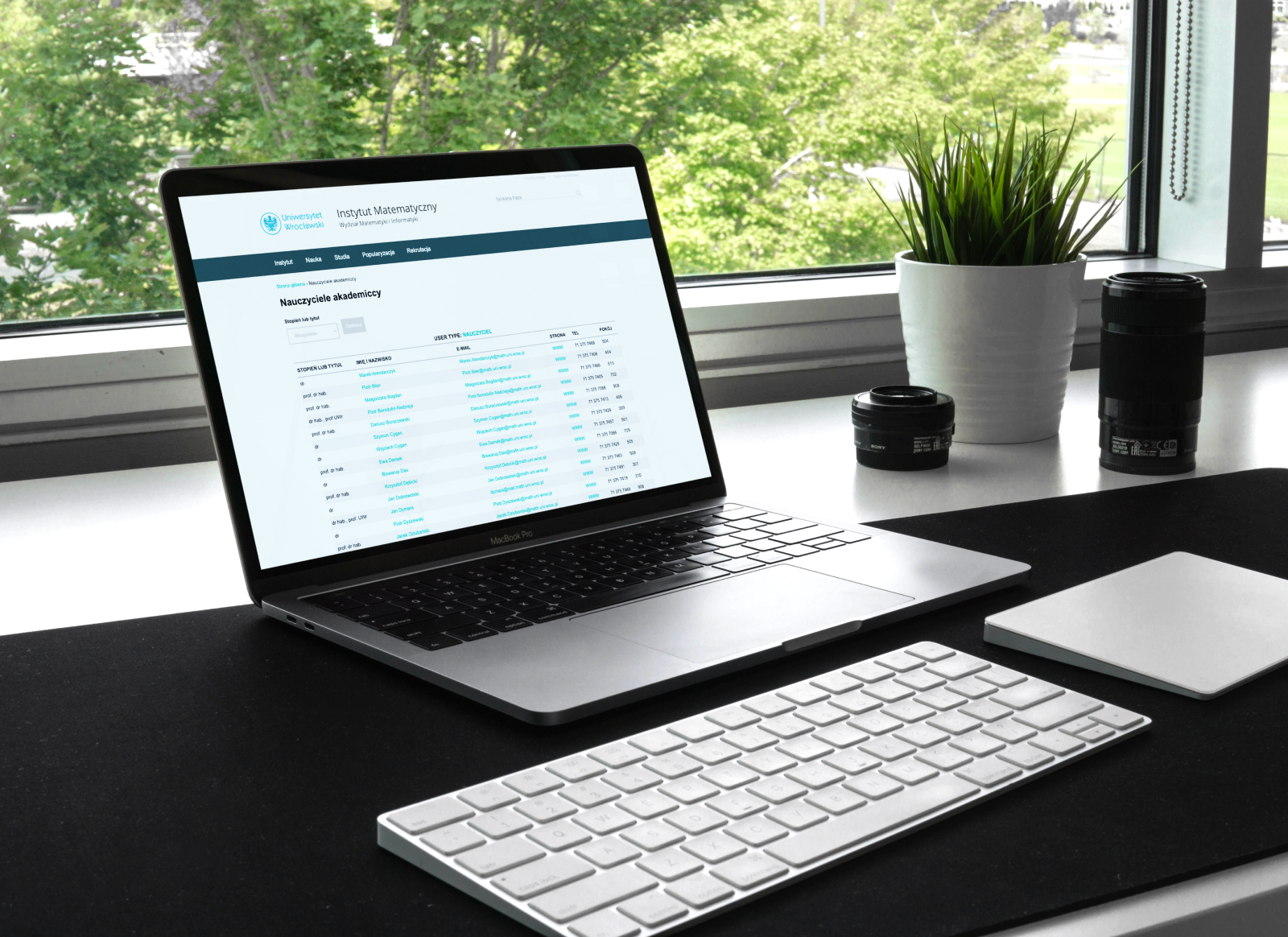 Na ekranie jest lista wykładowców z ich stopniami naukowymi, nazwiskami i danymi kontaktowymi. 